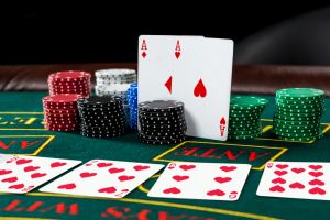 poker-play-chips-cards-green-table.webp